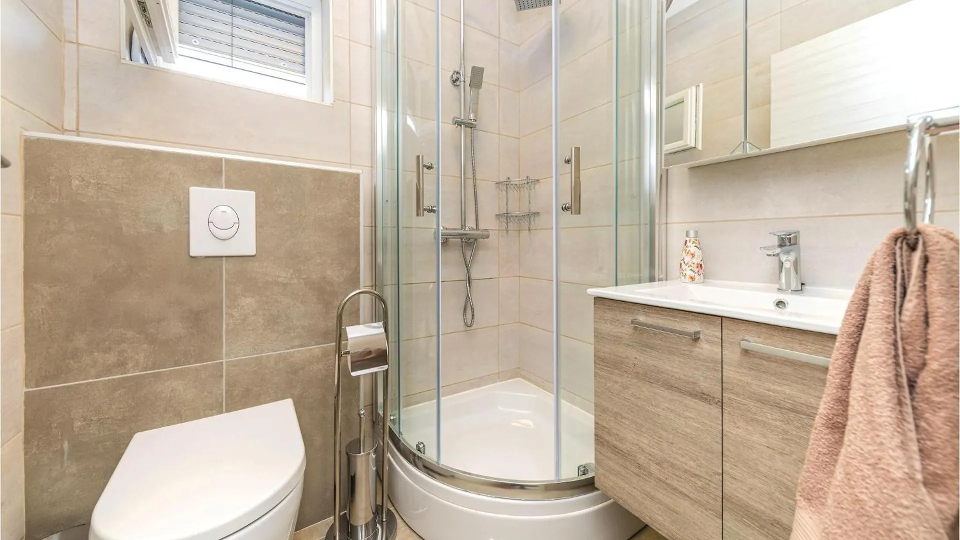 4 Bedroom Lovely Home In Kastel Kambelovac Kastela 0*,